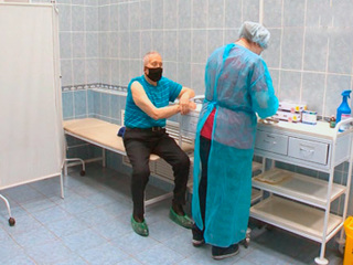 Пожилые петербуржцы проходят вакцинацию от коронавируса