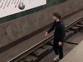 Пассажир жонглировал мячом на путях в метро Петербурга