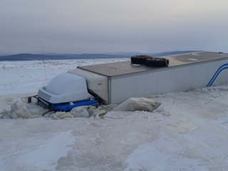 Грузовик ушел под лед на только открытой переправе в Хабаровском крае