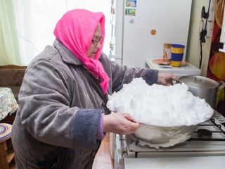Жители в центре Челябинска остались без воды и теперь топят снег