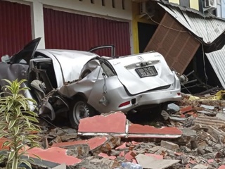 Число жертв землетрясения в Индонезии продолжает расти