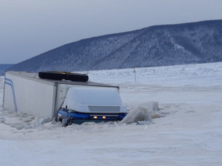 На переправе у Комсомольска-на-Амуре под лед провалился грузовик