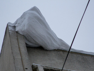 В Гае снежная глыба с крыши многоэтажки обрушилась на автомобиль