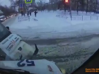 Нарушитель спровоцировал столкновение маршруток в Ульяновске. Видео