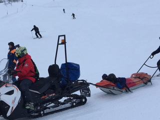 Мурманские спасатели оказали помощь мужчине, повредившему на лыжах ногу