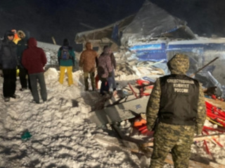 На Домбае поиски людей на месте схода лавины приостановлены до утра