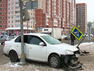 На юге Петербурга автомобиль вылетел на тротуар и сбил несколько человек