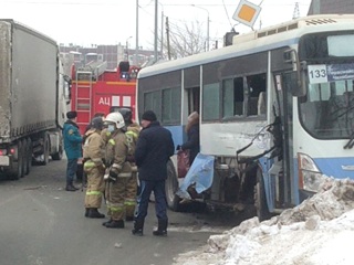 Автобус с пассажирами столкнулся с фурой в Челябинске