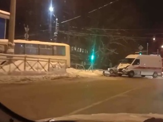 Автобус сбил пешехода после столкновения со скорой в Архангельске