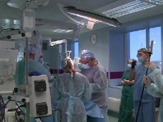 Нейрохирург из Петербурга провел в Тюмени уникальную операцию по восстановлению зрения