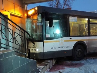 Момент аварии автобуса в Электростали попал на видео
