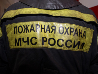 Пожарные вынесли 3 газовых баллона из горящего дома в Томске