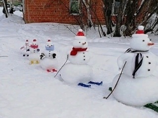 В Рыбинске на прогулку вышла семья снеговиков
