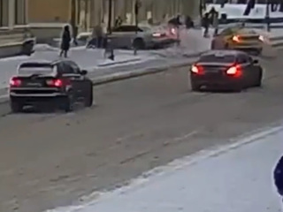 Машина сбила пешехода на тротуаре в центре Москвы и врезалась в стену. Видео
