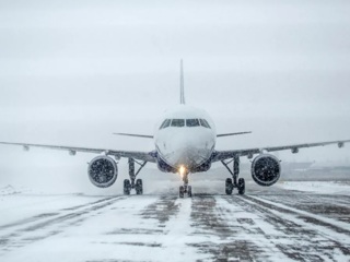 Задержанный из-за аномальных морозов в Новом Уренгое самолет вылетел в Омск
