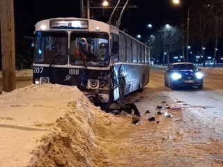 В Йошкар-Оле в ДТП попали машина скорой помощи и троллейбус