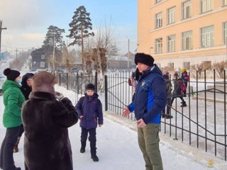 В Улан-Удэ казаки сопровождают школьников на учебу и обратно