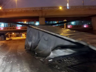 В Нижнем Новгороде в результате ДТП грузовик повредил метромост