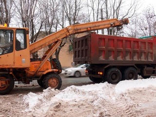 Калужские коммунальщики продолжают очищать город от кубометров снега