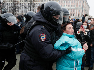 Московские протестующие устраивают драки и кидаются бутылками