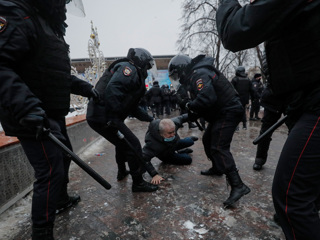 Незаконные акции: волна агрессии от Владивостока до Москвы