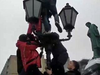 В центре Москвы митингующие стащили со столба и избили своего противника. Видео