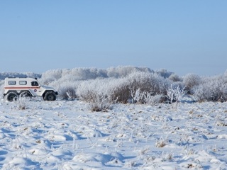 Замерзающему на трассе водителю фуры помогли новосибирские спасатели
