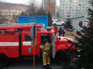 Шесть пожарных машин тушили тумбочку в отделении банка в Находке