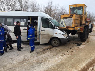 В Вологорадской области пассажирский микроавтобус столкнулся с автогрейдером