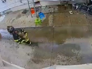 Пожарного нокаутировало упавшим кондиционером. Видео