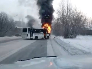 На правобережье Красноярска загорелся автобус