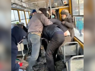 Сплотившиеся пассажиры выгнали из трамвая мужчину без маски. Видео