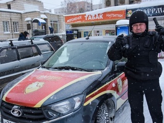 Новосибирские сотрудники ЧОП спасли мужчину, который упал в обморок после покупки шаурмы