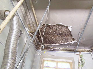 Рухнувший потолок чудом никого не убил: в Балашихе не могут расселить аварийный дом
