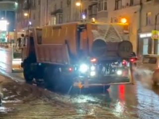Ледяной дождь сковал улицы Владивостока