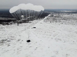 14 тонн на парашютах: военные показали массовое десантирование