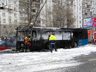 Автобус загорелся посреди дороги на юго-западе Москвы