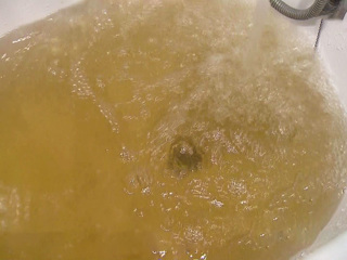 Ни попить, ни помыться: в Домодедове из кранов течет черная вода