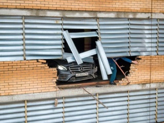 "Парковка года": машина пробила стену многоуровневого гаража в Подмосковье