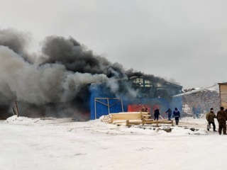 В Архангельской области сгорел склад древесины