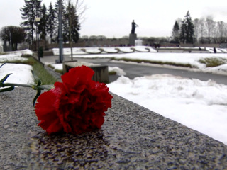 На Пискаревском кладбище прошла церемония в память о жертвах блокады