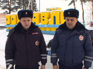 Полицейские, спасшие человека из горящей машины, представлены к награде в Смоленске