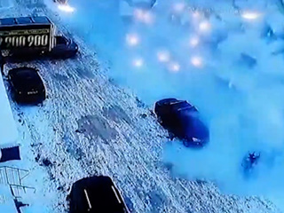 Мощный сход снега с крыши морга в Уфе попал на видео: пострадали две женщины