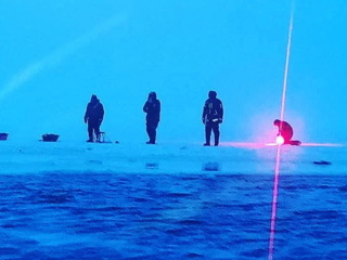 Четырех рыбаков унесло на льдине к открытому морю в Сахалинской области