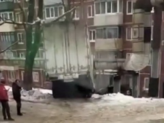Во Владивостоке на скользкой дороге грузовик едва не влетел в окна дома
