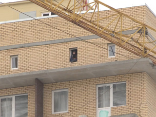 В Перми на многоэтажный дом упал строительный кран