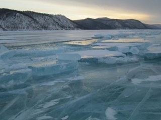 В акватории Байкала автомобиль провалился под лед. Один человек жив, двоих ищут