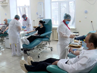 В России COVID-19 будут лечить плазмой вакцинированных