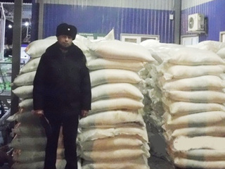 Из Сочи в Абхазию пытались тайно вывезти 55 пар обуви и 8 тонн сахара