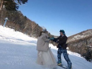 Во Владивостоке молодожены исполнили романтический танец на сноубордах